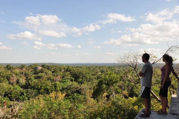 Admirando Tikal do seu ponto mais alto, o topo do Templo IV (na Guatemala)